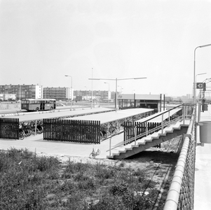 169266 Gezicht op de rijwielstalling bij het N.S.-station Vlaardingen West te Vlaardingen.